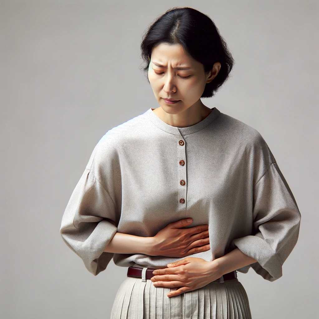 왼쪽 아랫배 찌릿한 통증을 느끼는 여성
